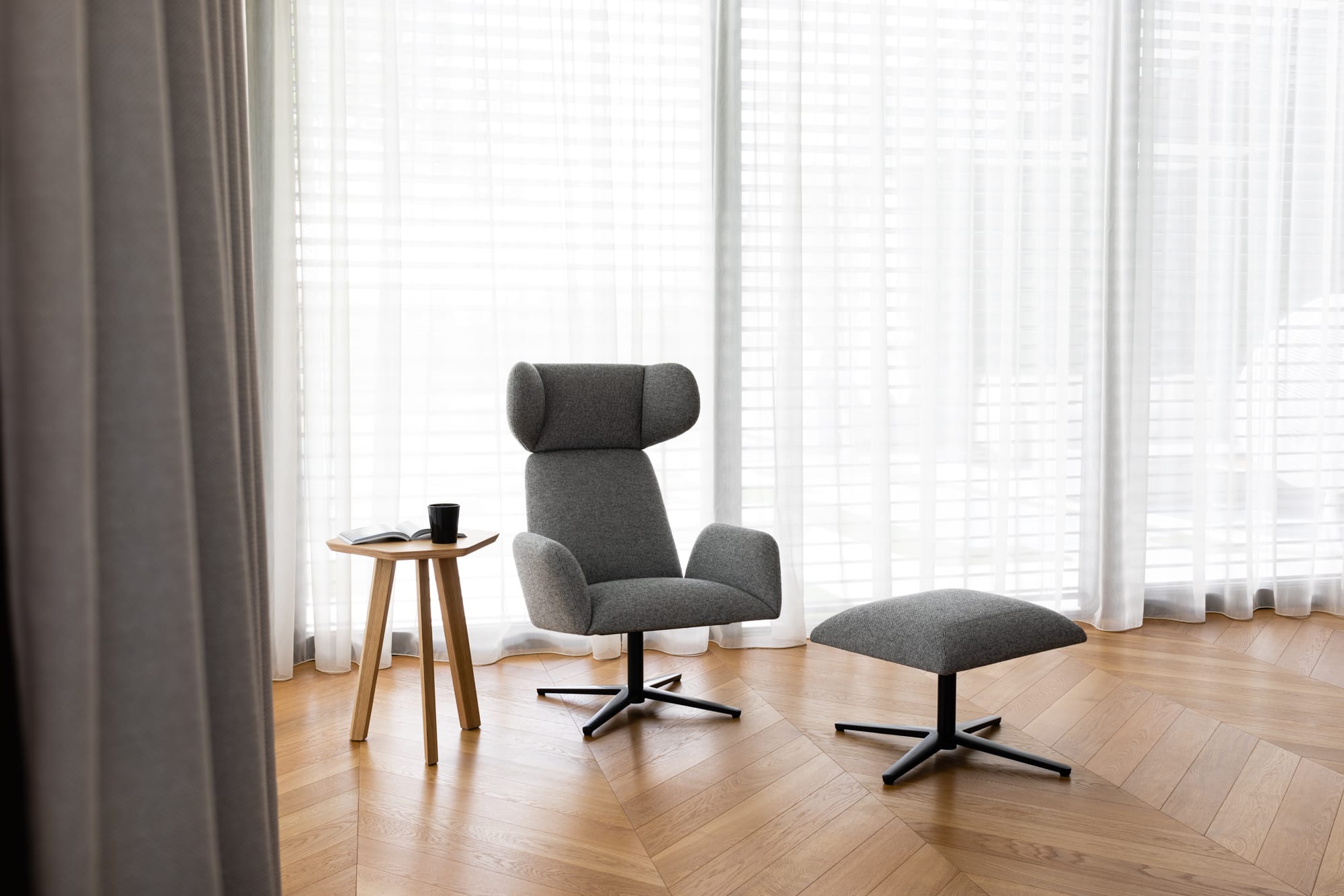 Manta Armchair Lounge Black 4 Star Base Headrest